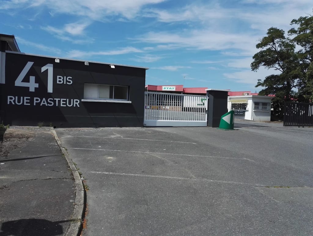 Entrée de GAMEDOOR·41 vue de la rue Pasteur à Mondeville : le 41 bis sur le mur et le portail, sous le pont de Calix