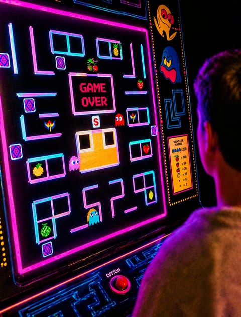 Borne d'arcade Pac-Man dans la salle Back to the 80's
