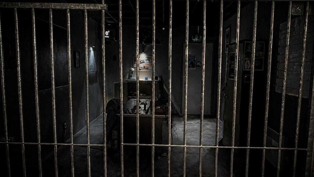Vue à travers les barreaux — escape game team building Caen