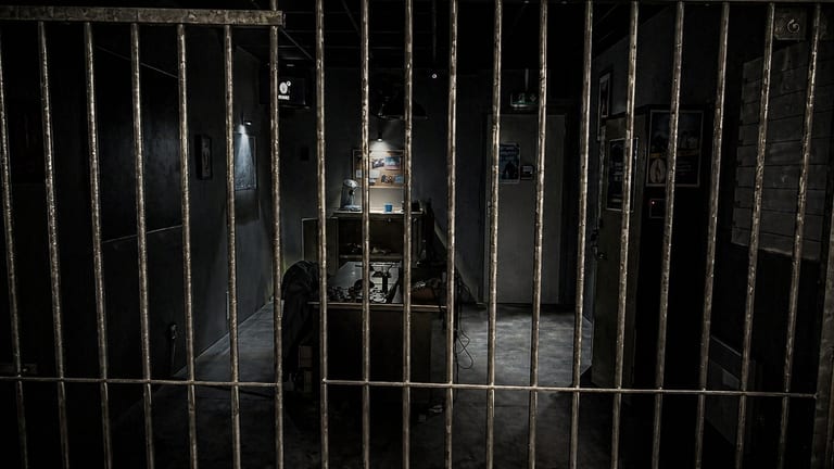 Vue à travers les barreaux — escape game team building Caen