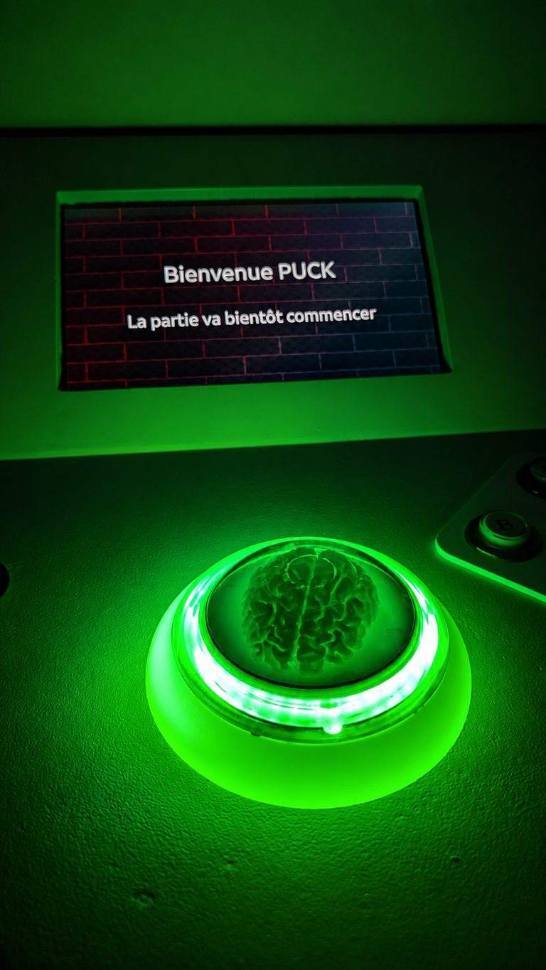 Buzzer PUCK lumineux vert sur pupitre du quiz Buzz Your Brain à Caen Mondeville - plateau TV interactif GAMEDOOR·41