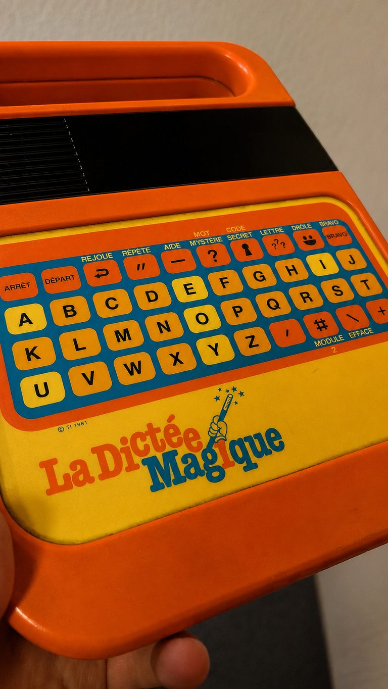 Dictée Magique jouet vintage des années 80 utilisé comme accessoire d'énigme dans l'escape game Back to the 80's à Caen