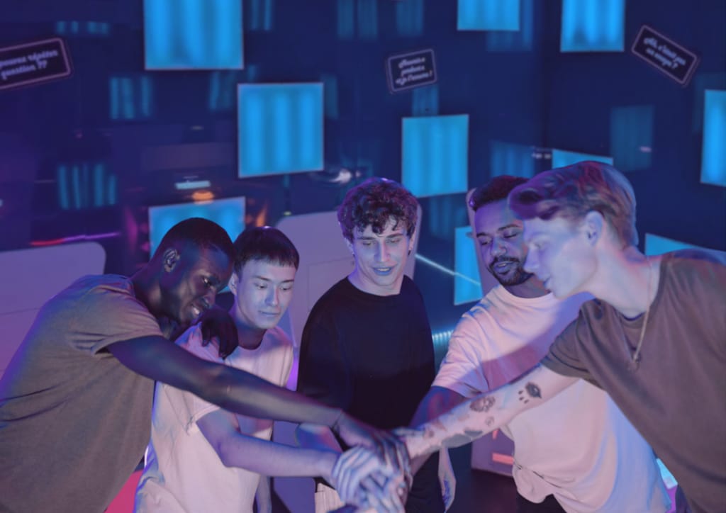 Groupe d'étudiants, les mains réunies sur le plateau du quiz Buzz Your Brain — tarif étudiant −10 % chez GAMEDOOR·41 à Caen