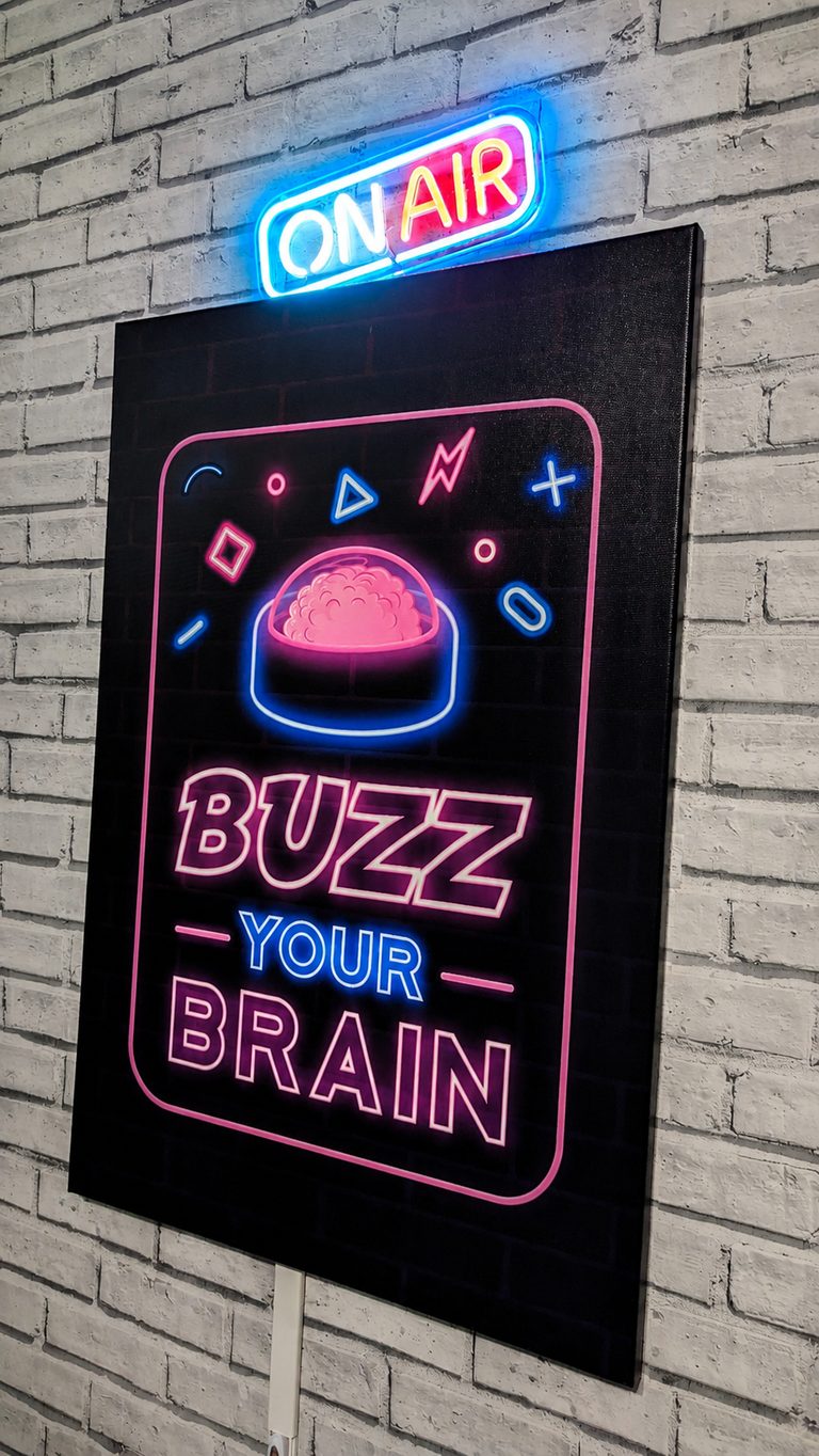 Panneau néon Buzz Your Brain et signal ON AIR du plateau quiz télévisé à Caen Mondeville - GAMEDOOR·41