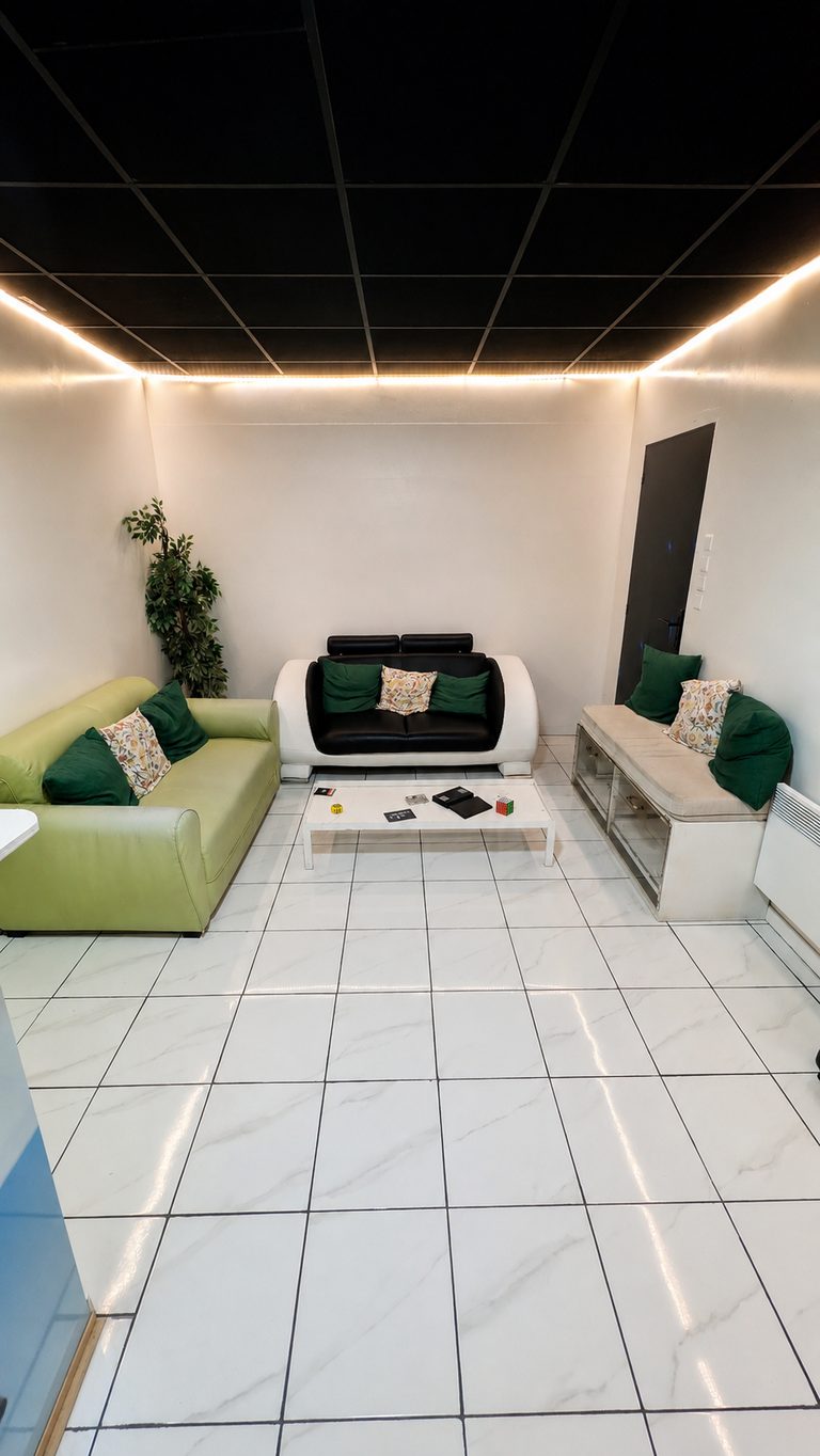 Salon d'accueil GAMEDOOR·41 à Mondeville avec canapés et tables d'attente - escape game à 5 minutes de Caen