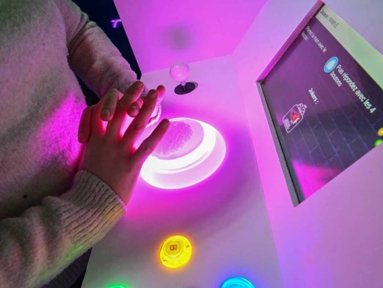 Main qui appuie sur un buzzer — quiz Buzz Your Brain Caen