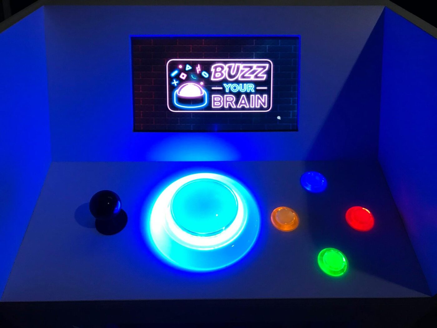 Salle quiz Buzz Your Brain à Caen — plateau TV avec buzzers